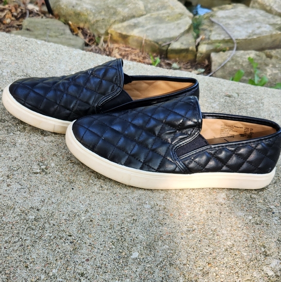 Black and White Quilted Slip-On Shoes Size 9 - Picture 4 of 8